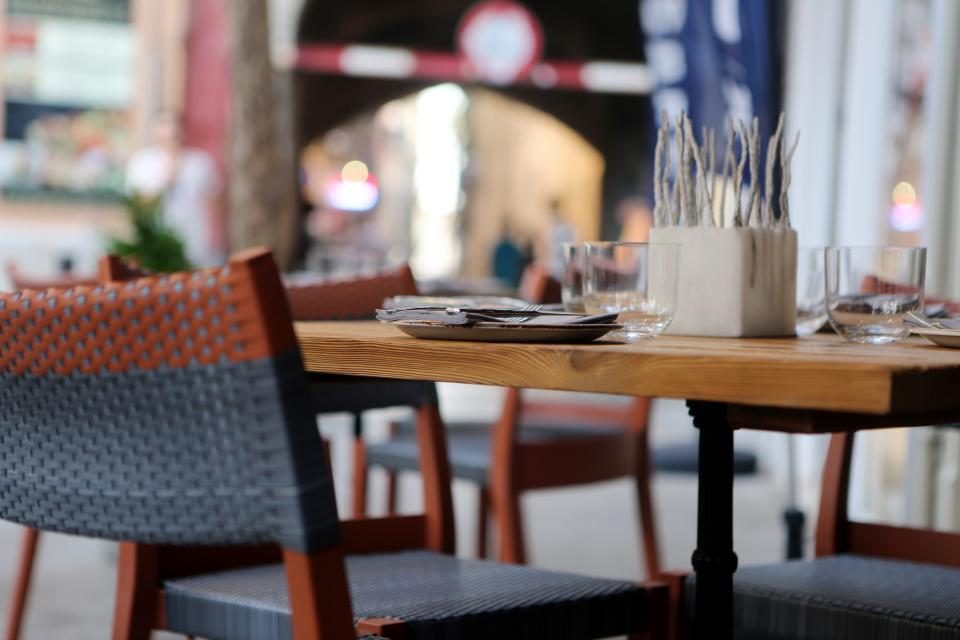 Set restaurant table